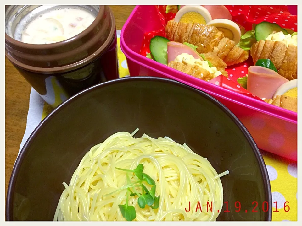 Snapdishの料理写真:初雪☃️寒いので…暖かい明太子の和風スープパスタ🍝&クロワッサンサンド🍱٩(*˘ ³˘)۶❤|BOSS.あーちゃんさん