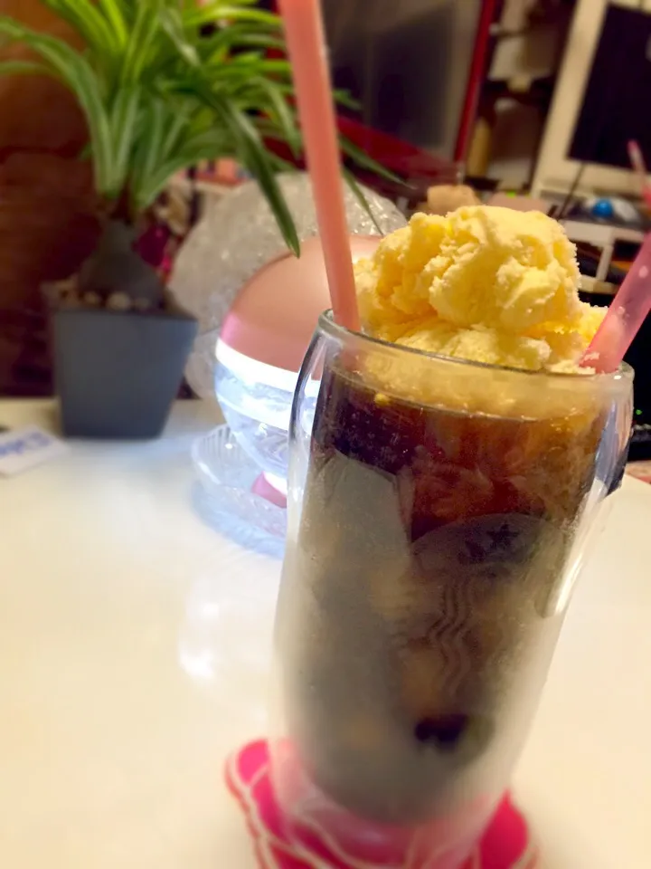 コーラフロート♡炭酸水メーカーでコーラ作ってから、バニラアイスをオン！|いず⋈ + ゜さん