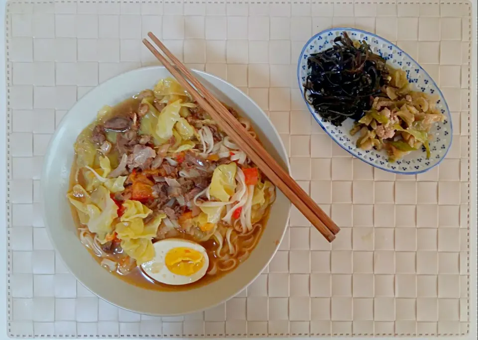 Breakfast: Beef noodle, pickles.|Liciaさん