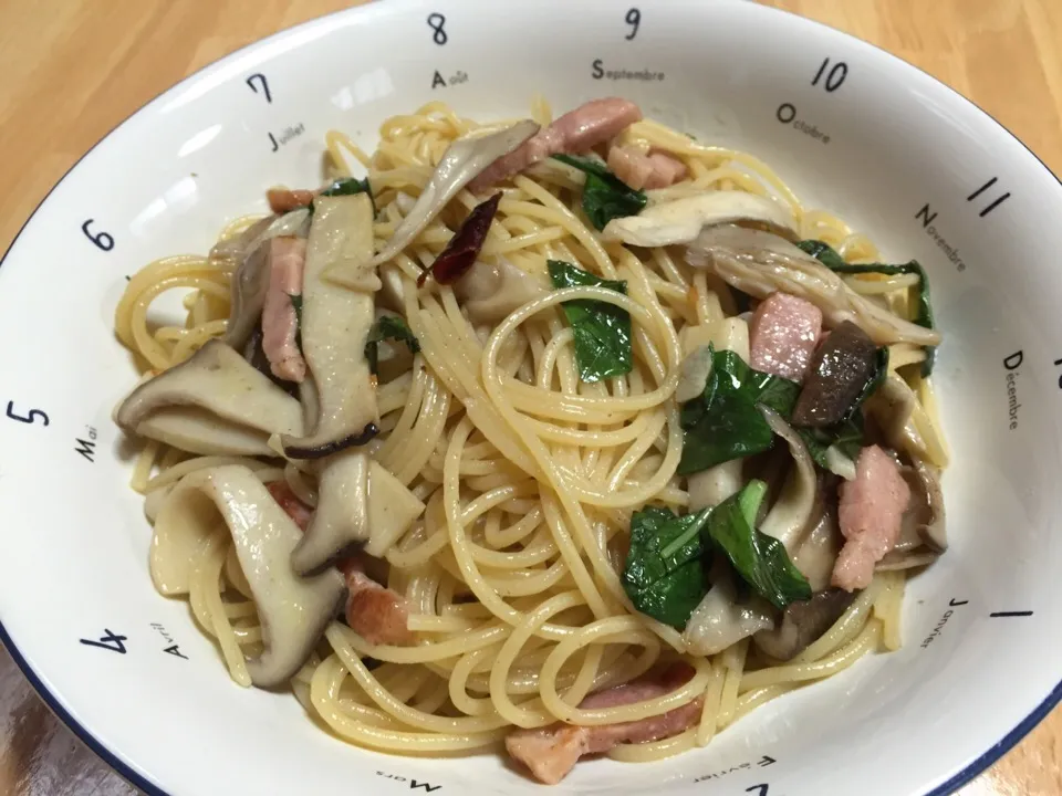 Snapdishの料理写真:きのことベーコンのペペロンチーノ🍝|まさとさん