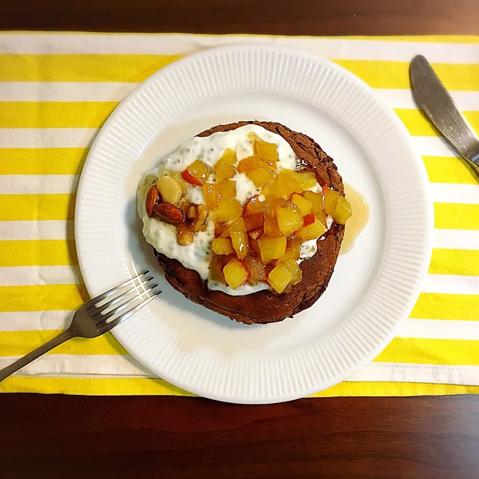 お昼ごはん。パンケーキミックス(チョ)をいただいたので、はちみつりんごコンフィチュールを作って、ヨーグルトと食べました。|yukko7740さん