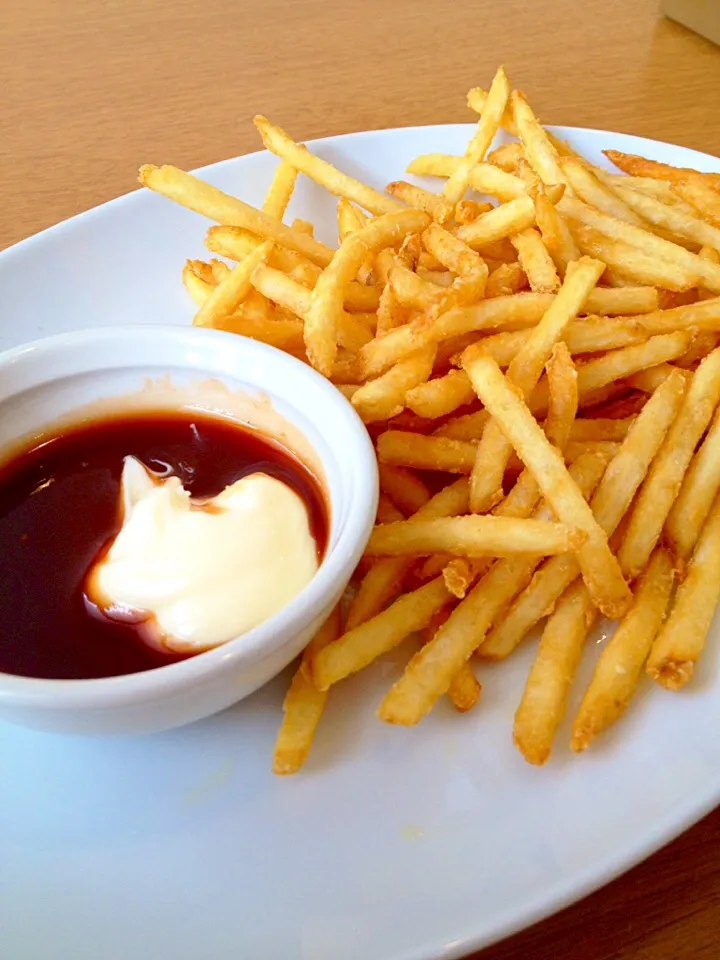 ココスのやみつきカリカリポテト🍟🍴🍹🍸
雪がものすごく降り道路も地面も凍結しております❄️⛄️👷道でも滑らず大丈夫だったのにセブンで滑って転け膝を打撲😭😢😫情けない😑|まいりさん