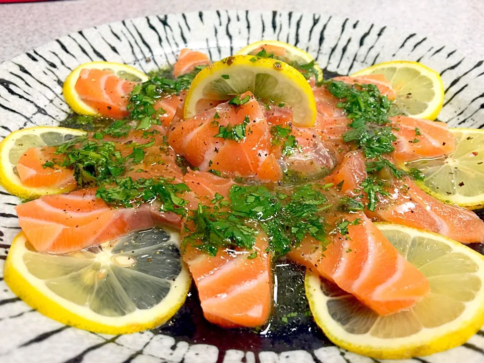 Snapdishの料理写真:サーモンのカルパッチョ、パクチーレモンドレッシング。
Salmon carpaccio with cilantro lemon sauce.|Sayaka Jinsenji Huletteさん