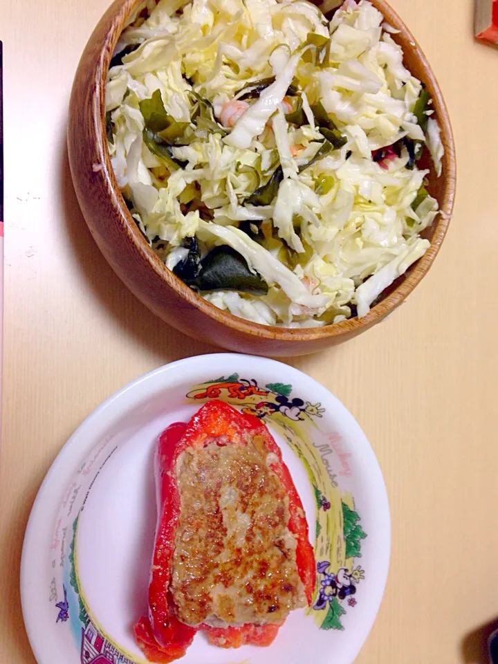 Snapdishの料理写真:ピーマンの肉詰め
キャベツとエビのサラダ|Nanamiさん