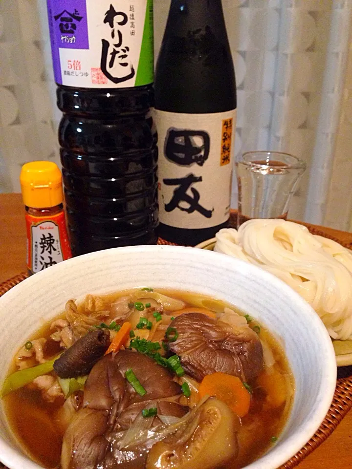 きのこ汁稲庭饂飩と田友😋🍶✨
先日の武蔵野うどんのきのこ汁が美味しくて、作りました。
父が採って作った干し平茸、干しえのき、干し椎茸で作ったら滋味深い味わいとなりました。
大学時代の友人の作っている町田醤油味噌醸造場のわりだしで味付け。万能な調味料で我が家にかかせません😊|アイさん