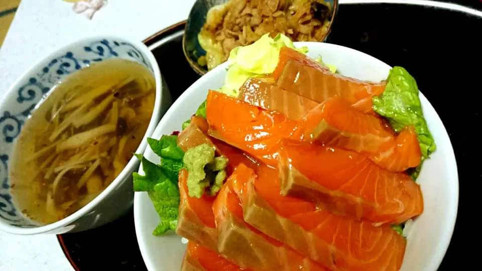 サーモン漬け丼とキノコ汁、昨日の残りの豚肉炒め！|あまねさん