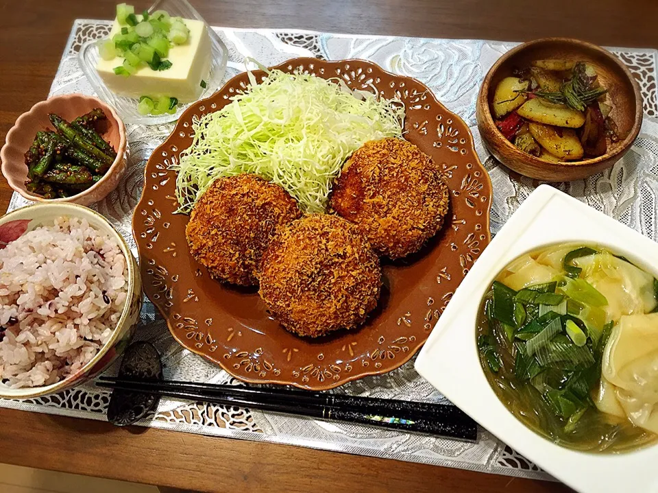 キャベツメンチカツ ジャーマンポテト いんげんの味噌和え ワンタンスープ|fleur ❁︎⑅*さん