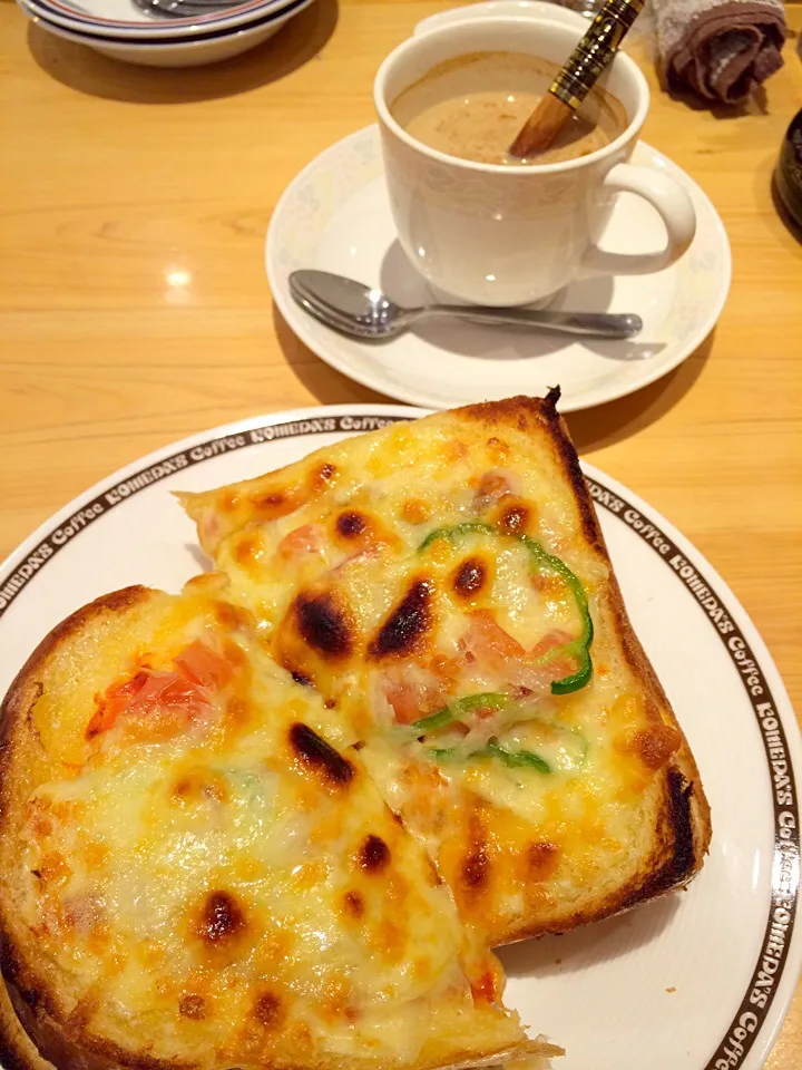 コメダのタマゴとピザのトースト🍞🍕
シナモンカフェオレ☕️

このボリューム‼︎
よく食べる方だけど、流石にお腹苦しい😖
バターの香りと美味しいトーストで幸せ❤️|♥️さん