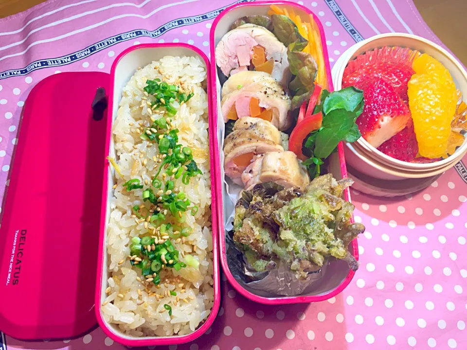 若鶏のシュプレーム、ふきのとうの天ぷら、生姜おこわ、人参サラダ、いよかん&イチゴのお弁当❤️|miam miamさん