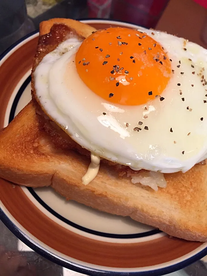 目玉焼きの下にはコロッケ！トースト|たけのこジョニーさん