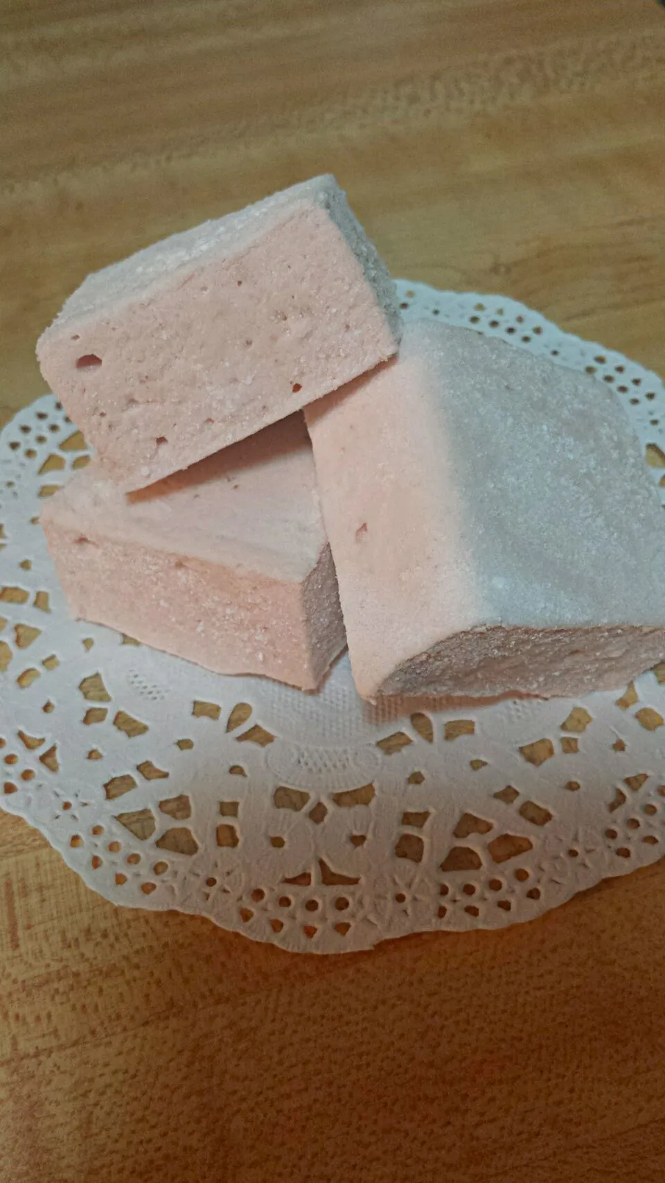 Snapdishの料理写真:Strawberry marshmallows! #marshmallowmadness|Jen Robillardさん