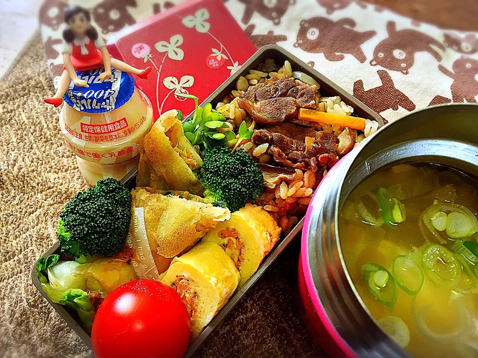 比内地鶏炊き込み麦ごはん&花エビだし巻玉子&ツナ野菜春巻き&青梗菜の土佐和え&大根と豆腐の味噌汁&ブロッコリー&ミディトマトお弁当♪|桃実さん