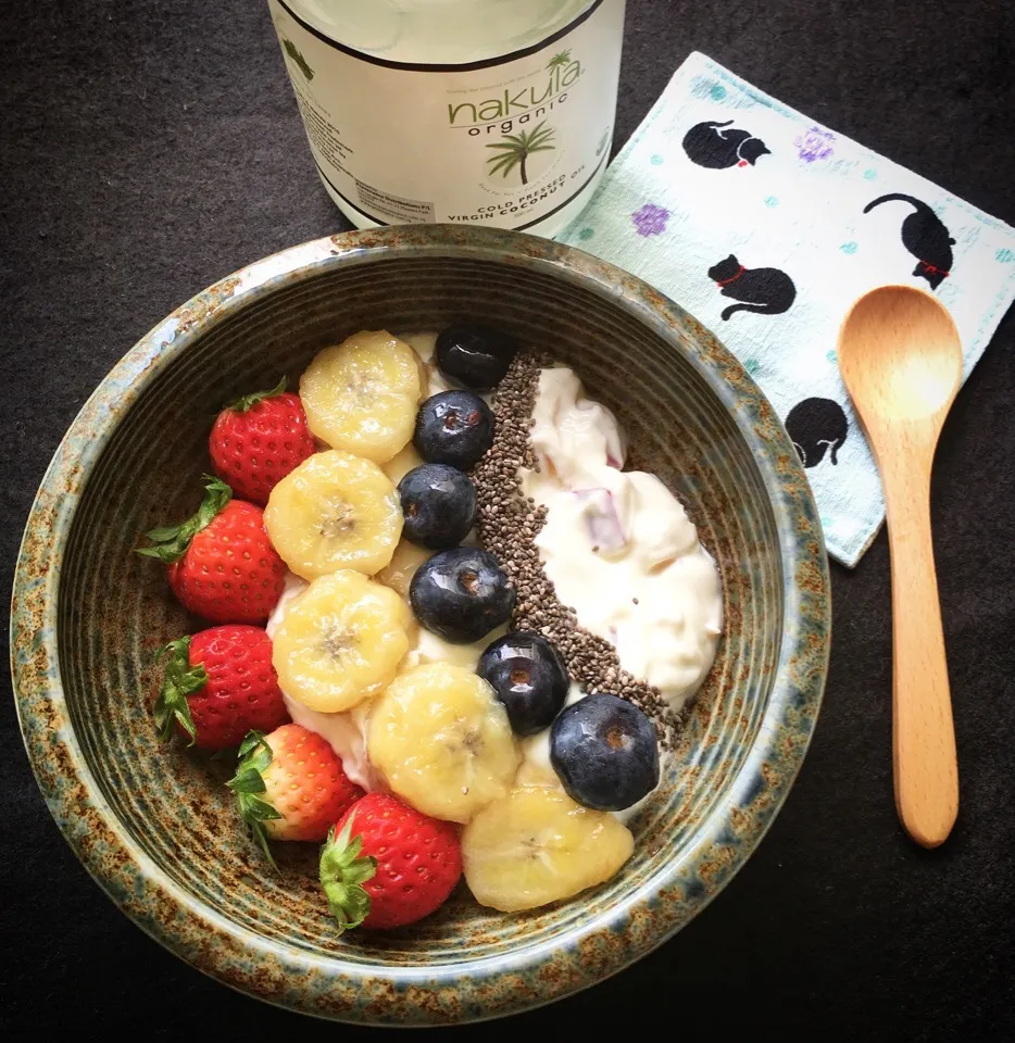 Apple Greek yogurt with caramelized bananas, berries and chia seeds|coxiella24さん