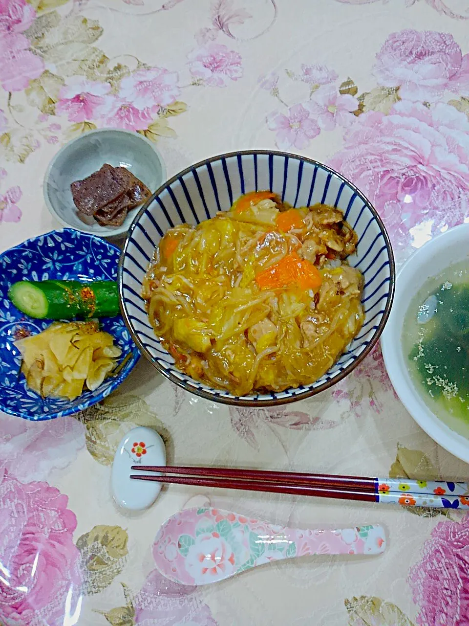 Snapdishの料理写真:中華丼😋胡瓜の糠漬け😉蒟蒻のピリ辛炒め😊ワカメスープ|たえさん