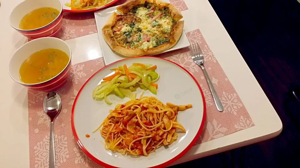 今日の夕食　ツナとエリンギのパスタ、野菜のマジックソルト炒め、玉ねぎのコンソメスープ、市販のピザ|pinknari🐰🌈さん