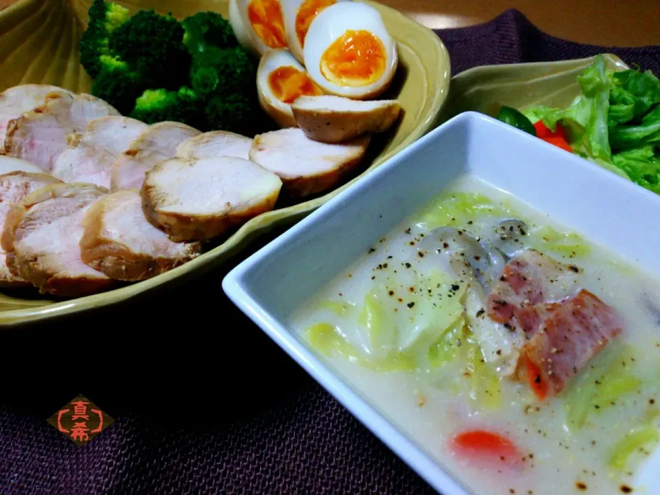 キャベツとベーコンのおかずスープ🍴とまるちゃん💃の鶏チャーシューリピ🐔|真希さん