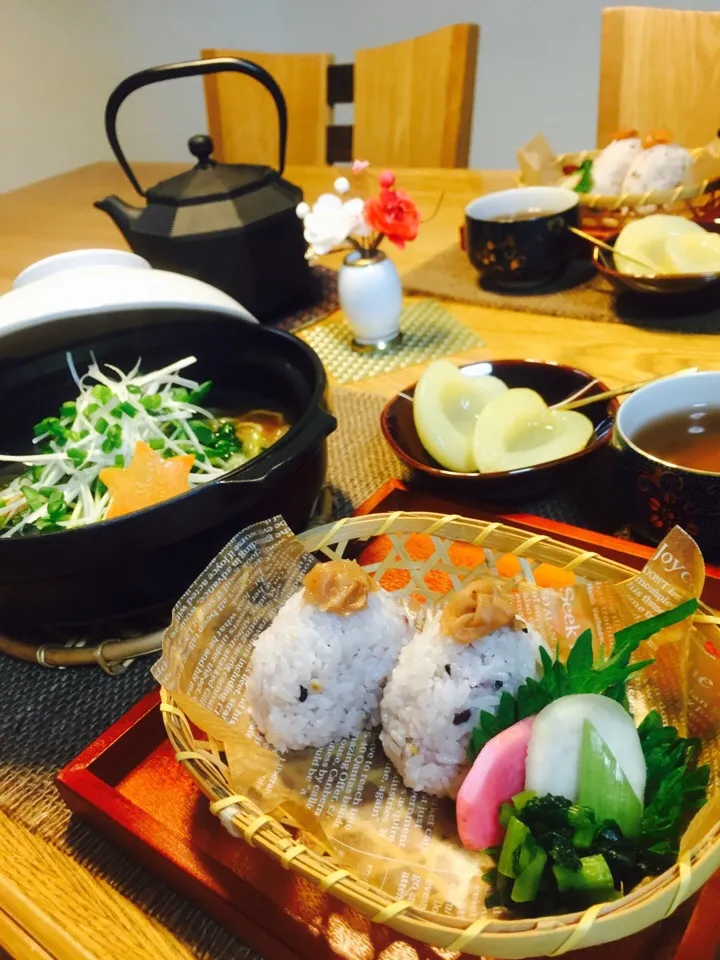 野菜煮込みラーメンと雑穀米のおにぎり(*^_^*)おにぎりの盛り付けは、11歳の息子です！|Kaoさん