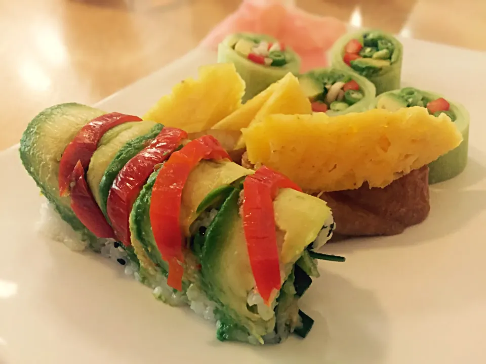 Vegetarian Platter Supreme : Pineapple Bean Curd Nigiri, Veg Bamboo Roll, Rainbow Roll and Peanut dipping sauce|Sergio Lacuevaさん