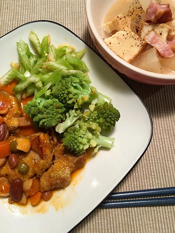 Snapdishの料理写真:豚ヒレ肉の煮込みカレー風味 と ロマネスコの塩茹で、セロリの浅漬け、大根とベーコンの煮物|ゆきぶぅさん