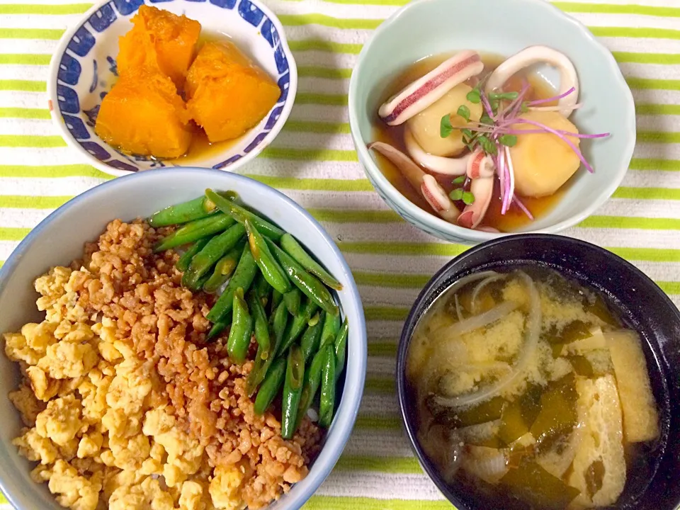 Snapdishの料理写真:そぼろ丼、イカと里芋煮、南瓜煮、味噌汁|Qootaroさん