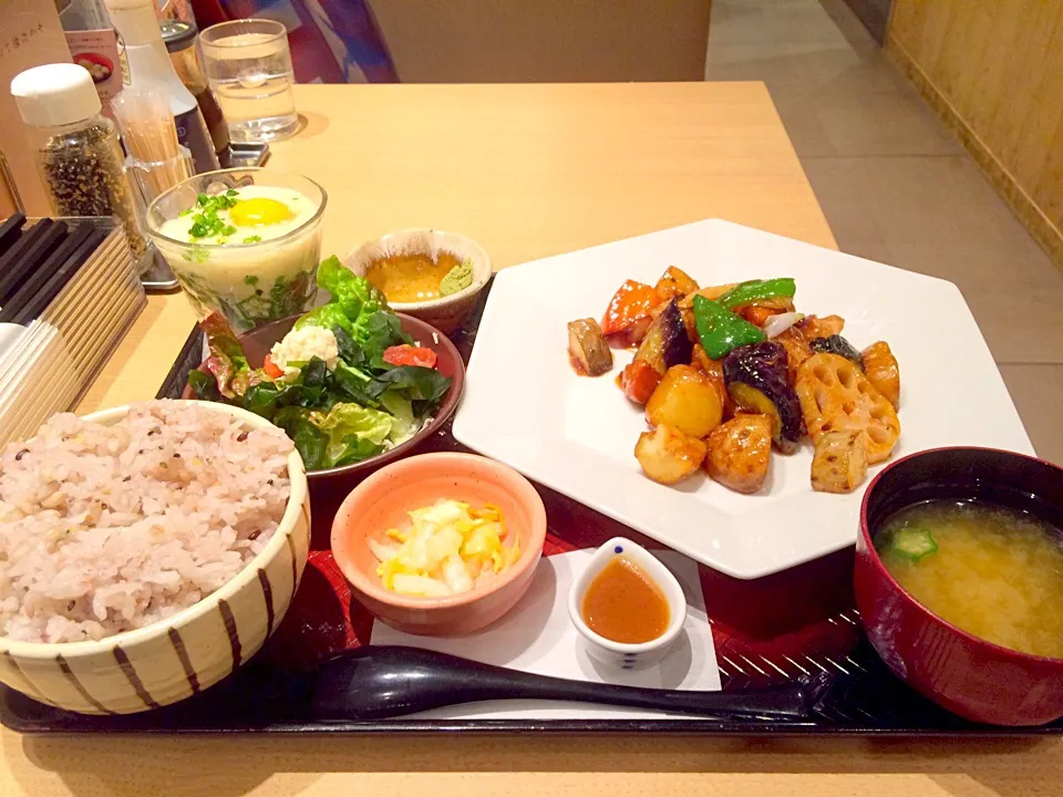 真だらと野菜の黒酢あん定食、ばくだん小鉢追加@大戸屋|おかっぴーさん