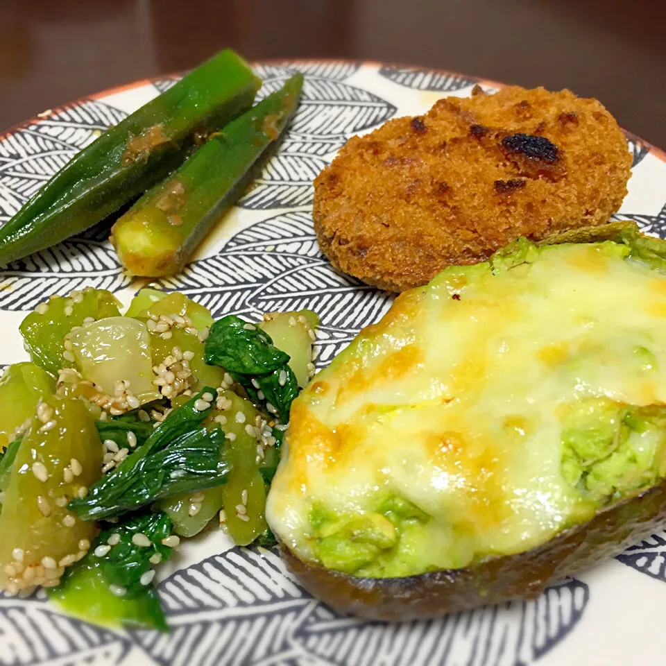 アボカドツナチーズ焼き、オクラの梅和え、青梗菜のナムル、コロッケ|chobicmさん