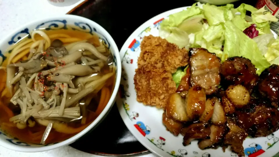 キノコ汁の残りでうどん！と買ってきたレバカツと焼き鳥盛り合わせ！|あまねさん