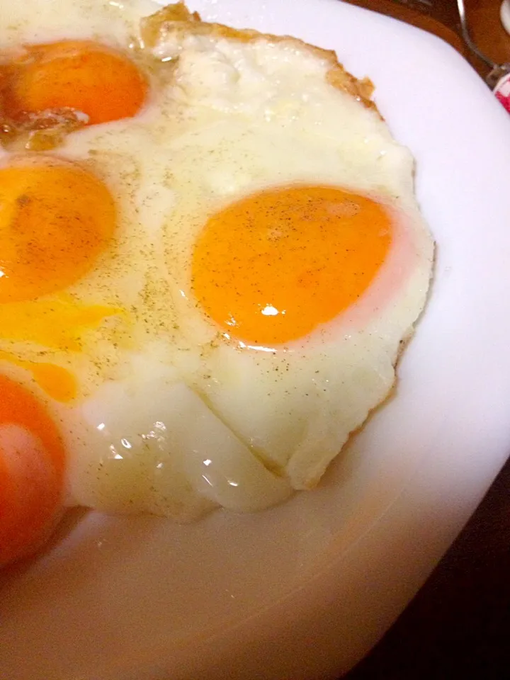 Snapdishの料理写真:半熟目玉焼き🍳一気に5個分|まいりさん