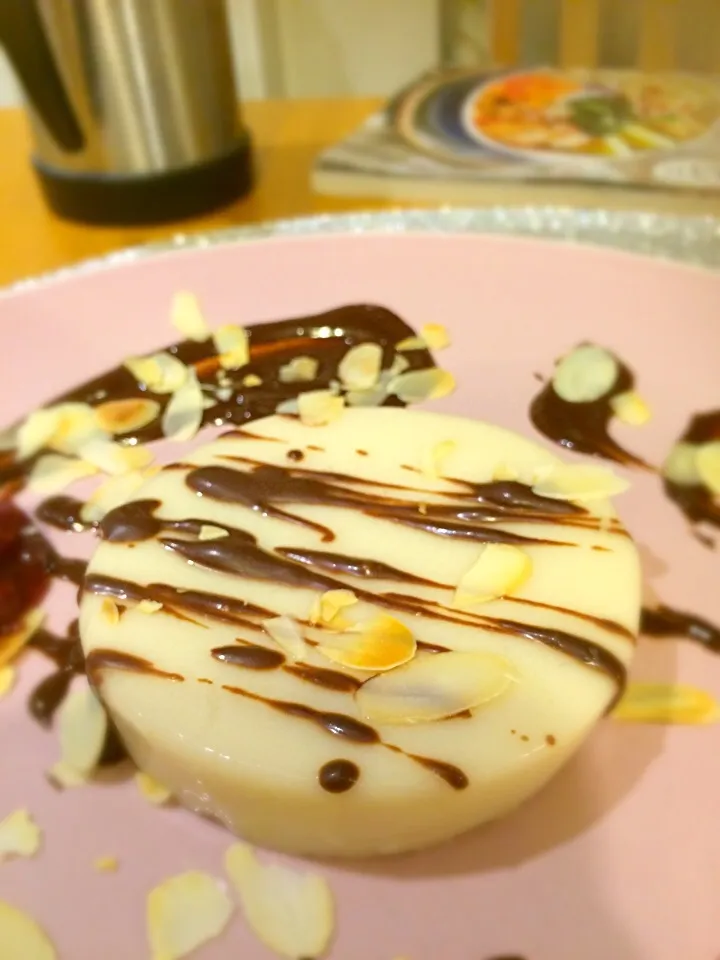 coconut milk panna cotta with chocolate almond sauce|Cook from Londonさん