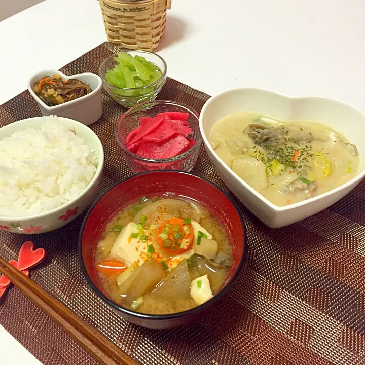 白菜のクリーム煮と具だくさんお味噌汁でお昼ご飯|杏さん