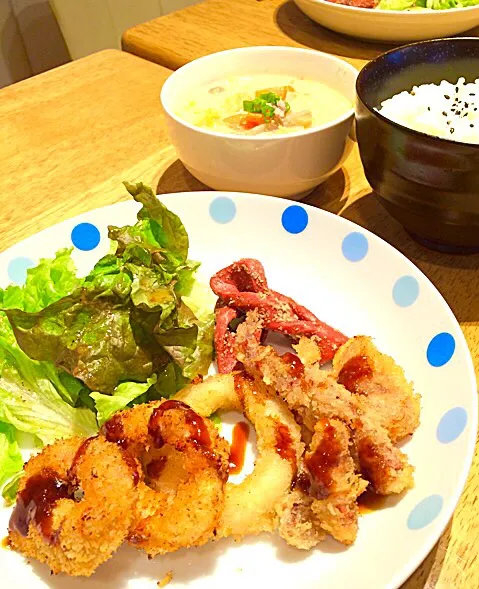 木曜カフェ、ともさんのランチ。
Deep fried squid and sake-lees soup
生スルメイカのフライランチ
ごはん大盛できるそうです！
頂きます(^O^)／
#cflat #cafe #OSAKA #shinsaibashi #心斎橋 #南船場 #カフェ #英会話|心斎橋  C Flat Cafeさん