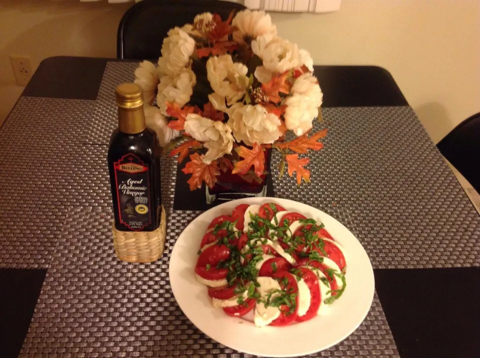 Herloom tomatoes with mozzarella cheese and balsamic sauce|Tina Voさん