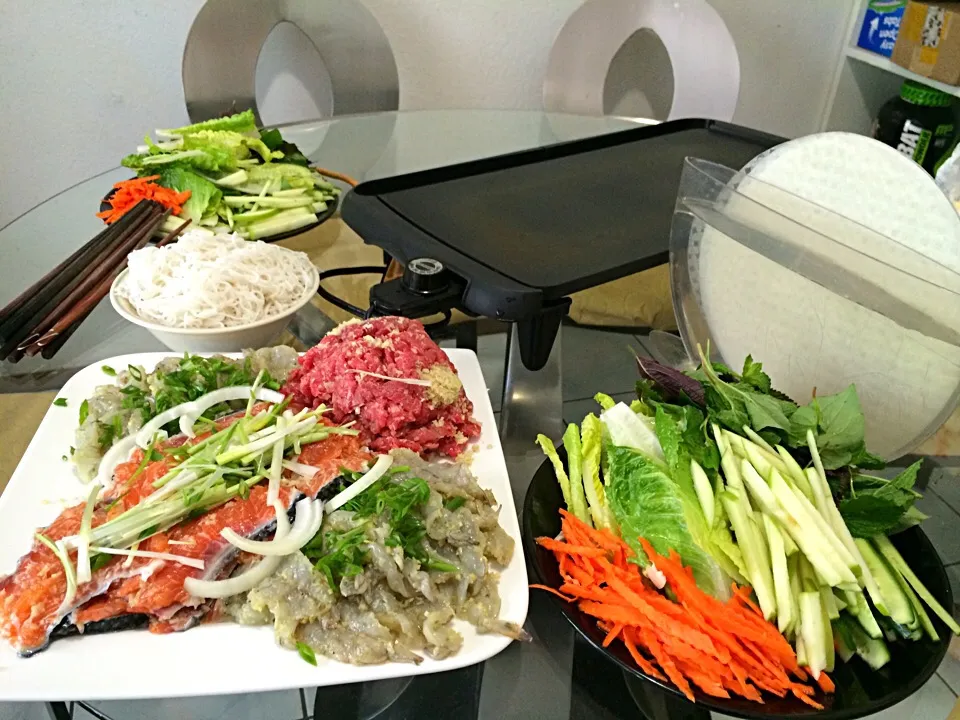 Beef and seafood on grill with rice paper|Tina Voさん