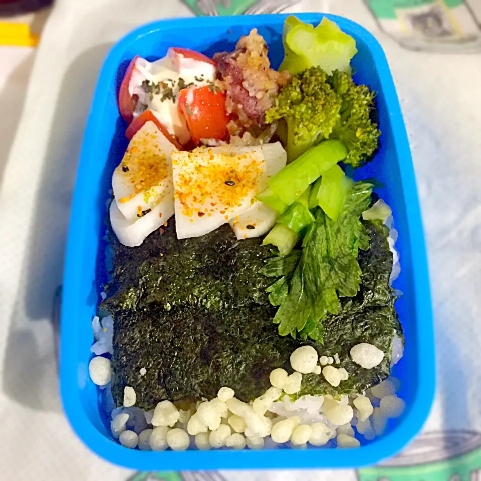 パパお弁当🍱  小イカフライ  蒸しブロッコリー  キャベツの千切り  トマト  大根とセロリの漬物  揚げ玉  焼き海苔|ch＊K*∀o(^^*)♪さん