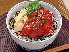 Snapdishの料理写真:紅白どん（マグロとイカの漬け丼）|ヤマサ醤油公式アカウントさん