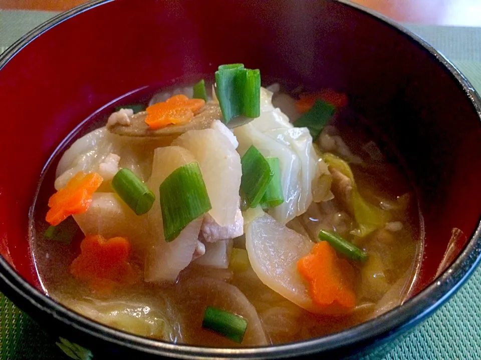 Snapdishの料理写真:Delicious miso soup w/pork& vegetables of cabbage heaping😍豪快❗山盛りｷｬﾍﾞﾂの絶品豚汁|🌈Ami🍻さん