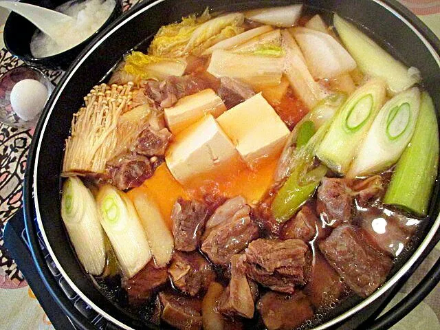 とろける牛スジ煮込みの旨スープ丸ごと!!熱々の鍋で～スジすき煮🍲大根おろしで|ふかرさん