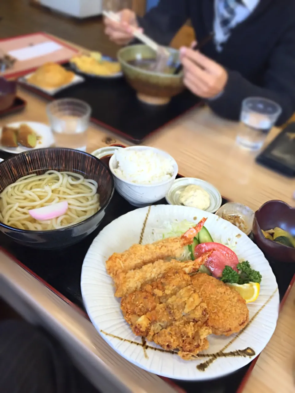 ミックスフライ定食 コーヒー、ドーナツ食べ放題  ごはんorうどん お代わり一度だけOK|みちるさん