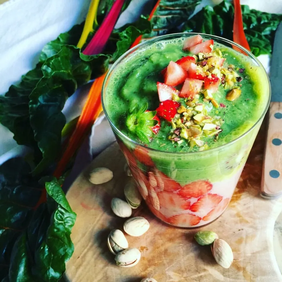 Swisschard kale #kiwi strawberry smoothie|金本美香さん