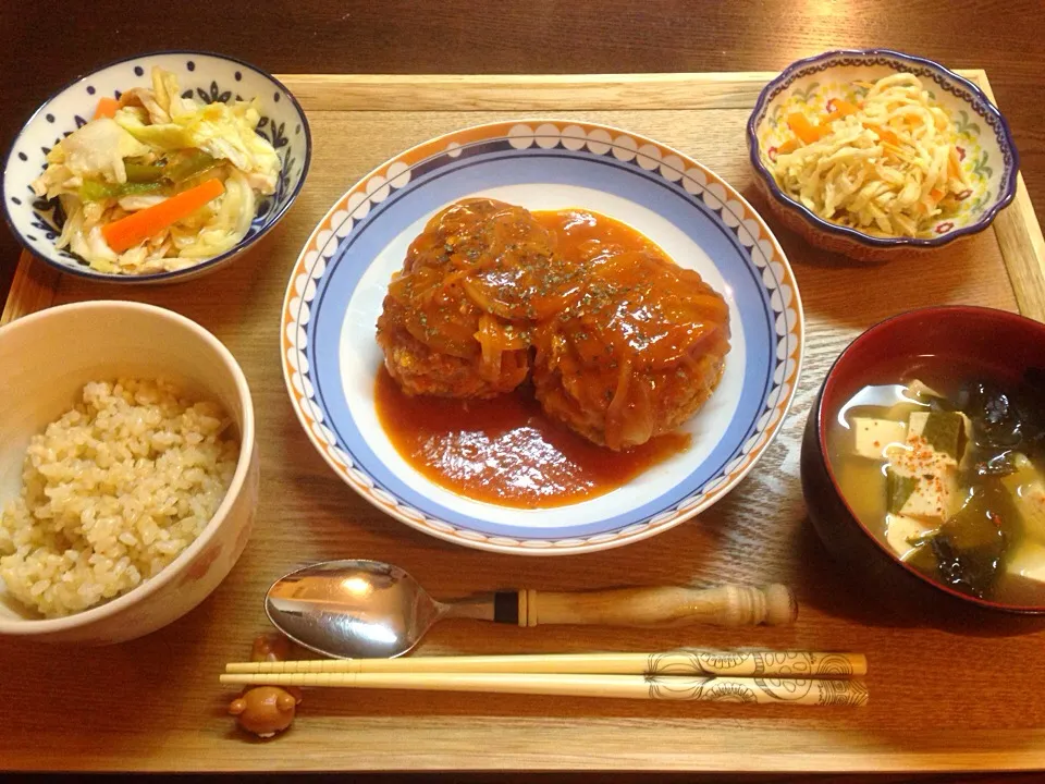 煮込みハンバーグ、甘酢野菜炒め、切り干し大根のハリハリ漬け、豆腐とわかめのお味噌汁、玄米|にゅきさん