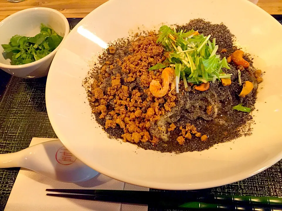 黒ごま汁なし担々麺 いい感じに山椒がしびれる❤️ パクチーは追加トッピング！|えりちゃんさん