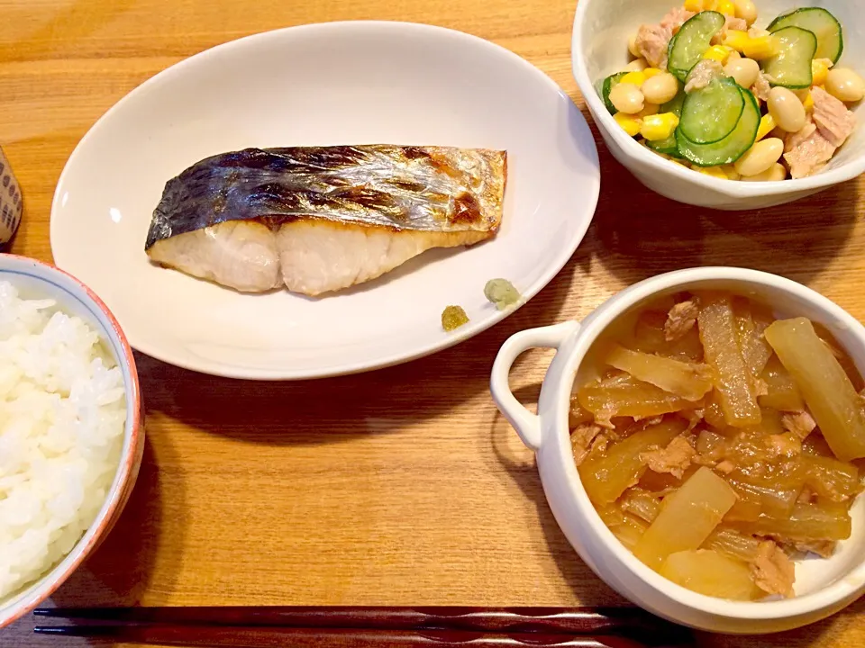 和定食。焼魚の鰆はわさび醤油で。大根とツナの煮物で身体ポカポカ。コロコロ大豆とコーンのサラダ。|pigmegさん