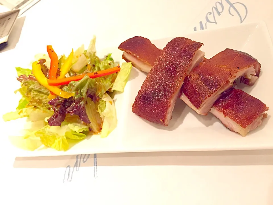 Crispy barbecued suckling piglet|Sky Blueさん