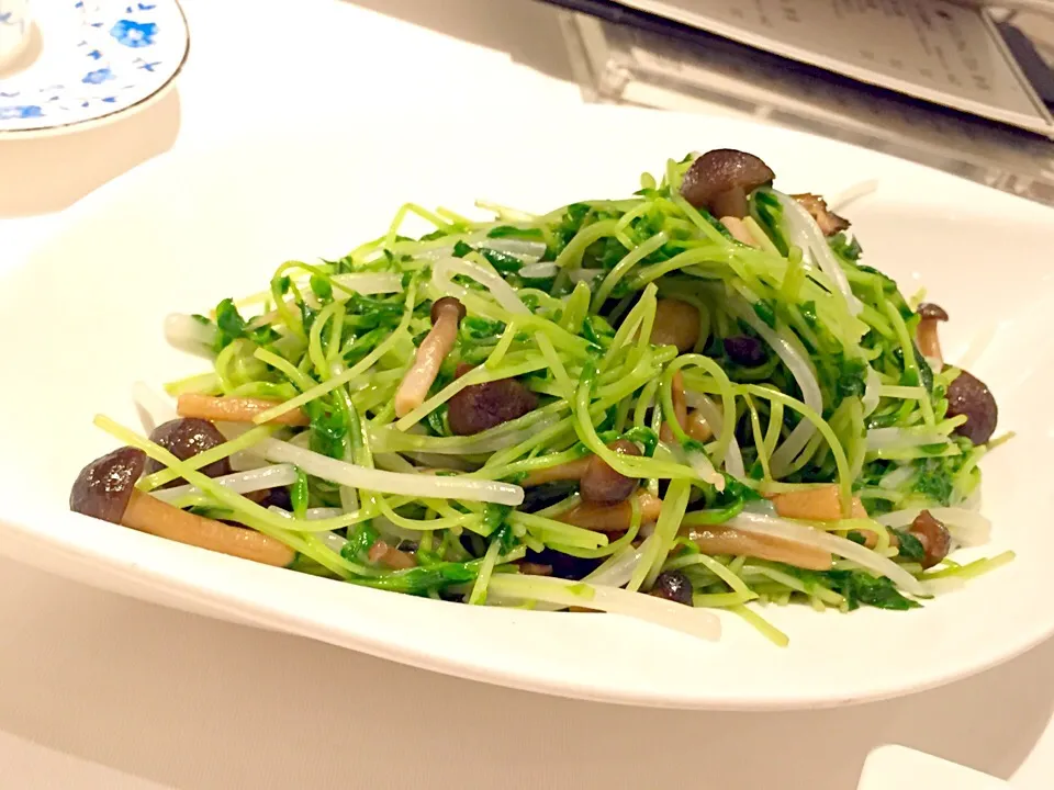 Sautéed assorted mushrooms with pea sprouts|Sky Blueさん