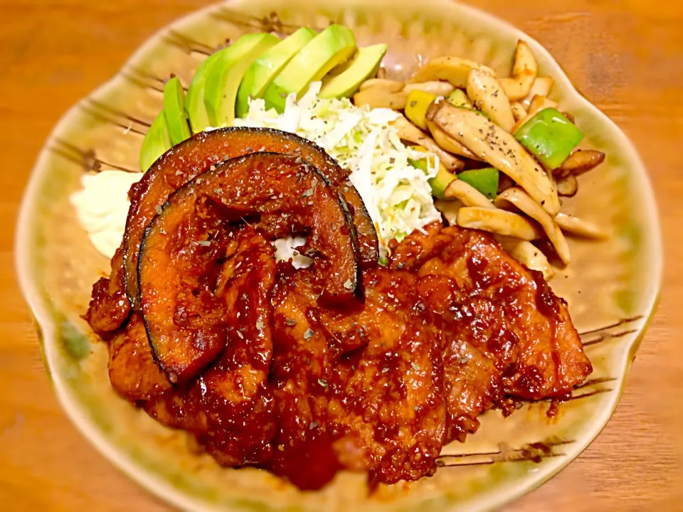 ロース🐽 アボカド🍏 エリンギーバター醤油🍄 お米なし♡|まみさん