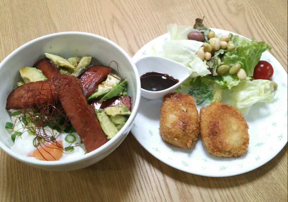 Snapdishの料理写真:『照り焼きスパムのアボカ丼&クリームコロッケ』|seri-chanさん