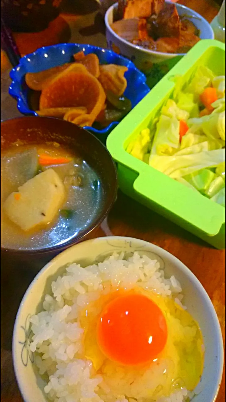 16'1/22 朝ごはん🍚😃🌄
新鮮卵ご飯🍳お味噌汁🎵温サラダ🌱たまり漬け💛豚の角煮🐷|メイメイda.さん