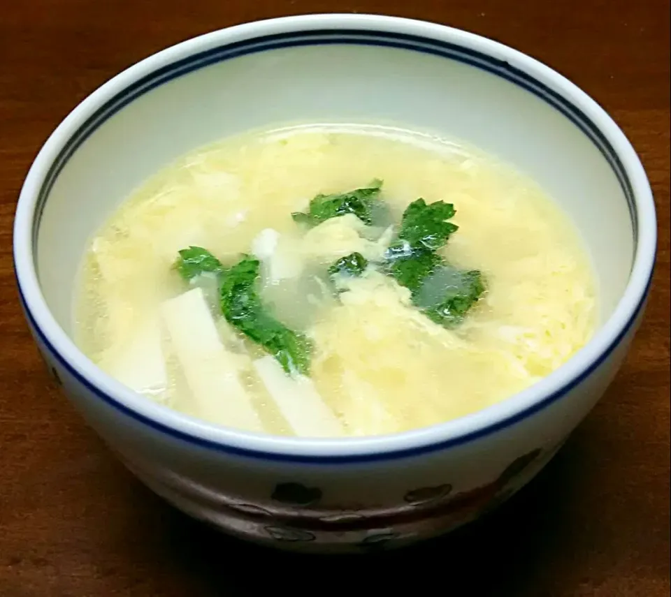 豆腐と春菊のたまごスープ|あらいぐまのしっぽさん