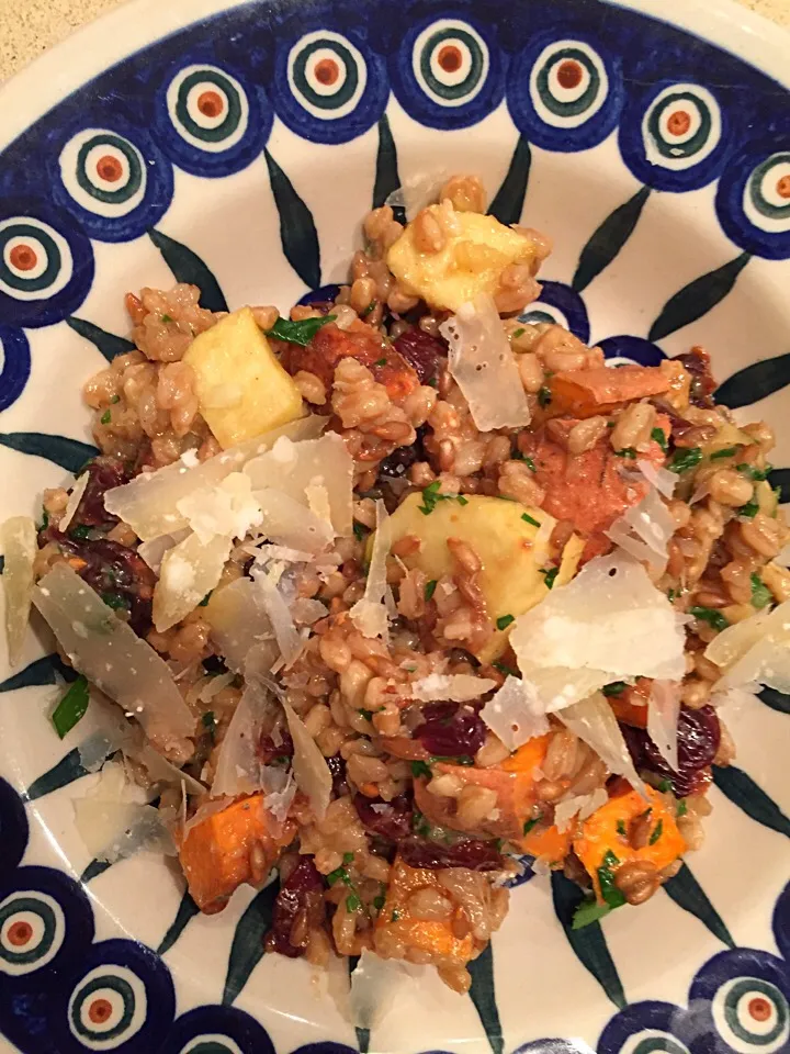 rye berry salad with roasted apples and sweet potatoes plus dried cherries|Matthew Cashenさん