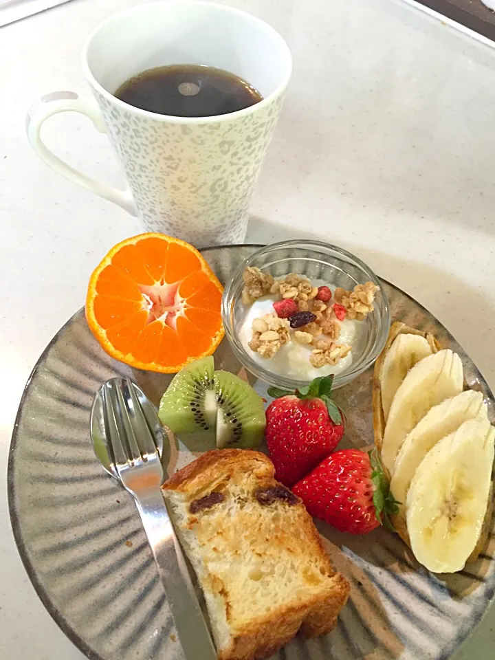 フルーツ満載の朝ごはん🍴|Namiさん